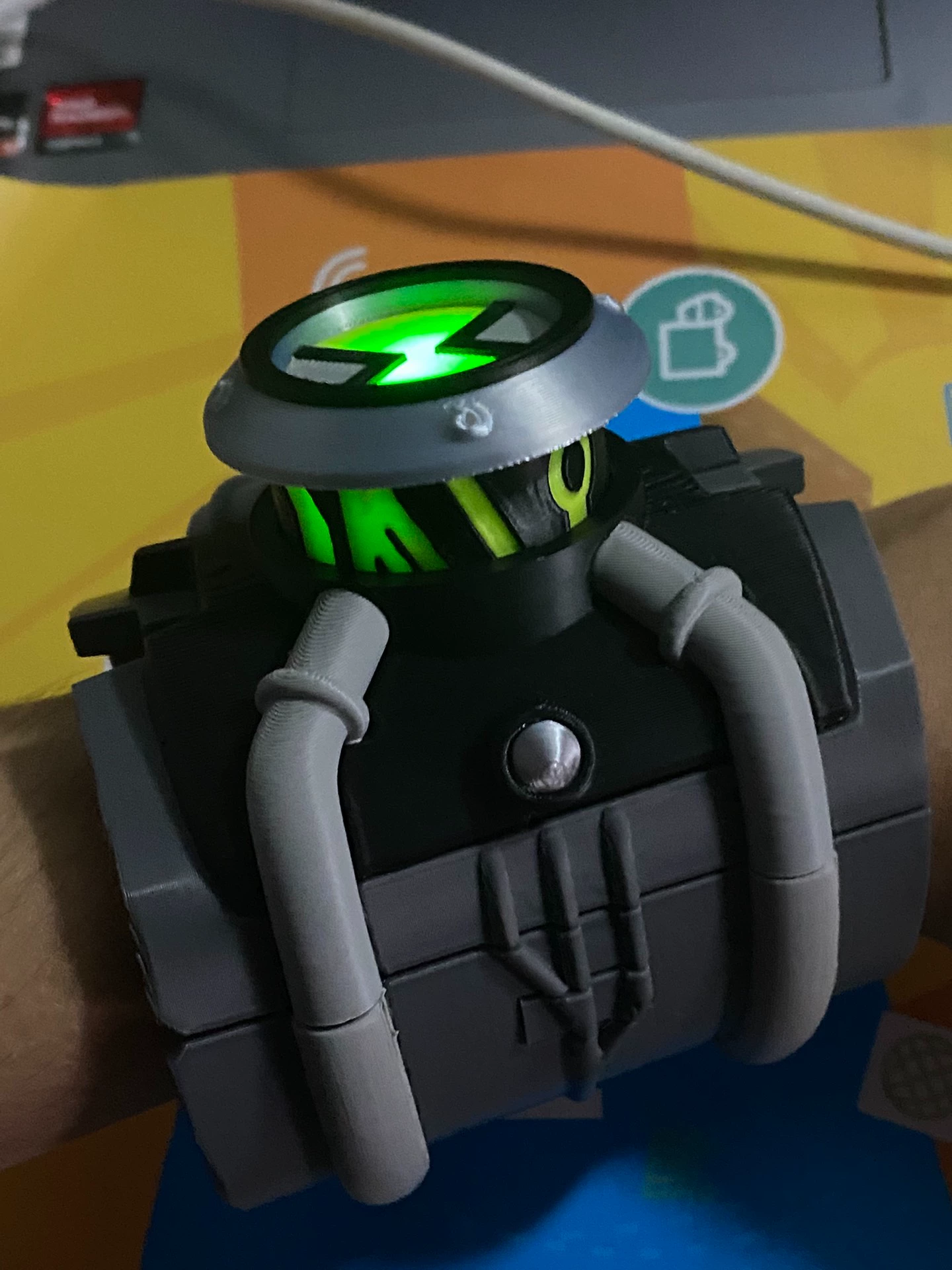 Ben 10 Ultimatrix V2 (Albedo Ultimate Omnitrix – Prop Version) photo review