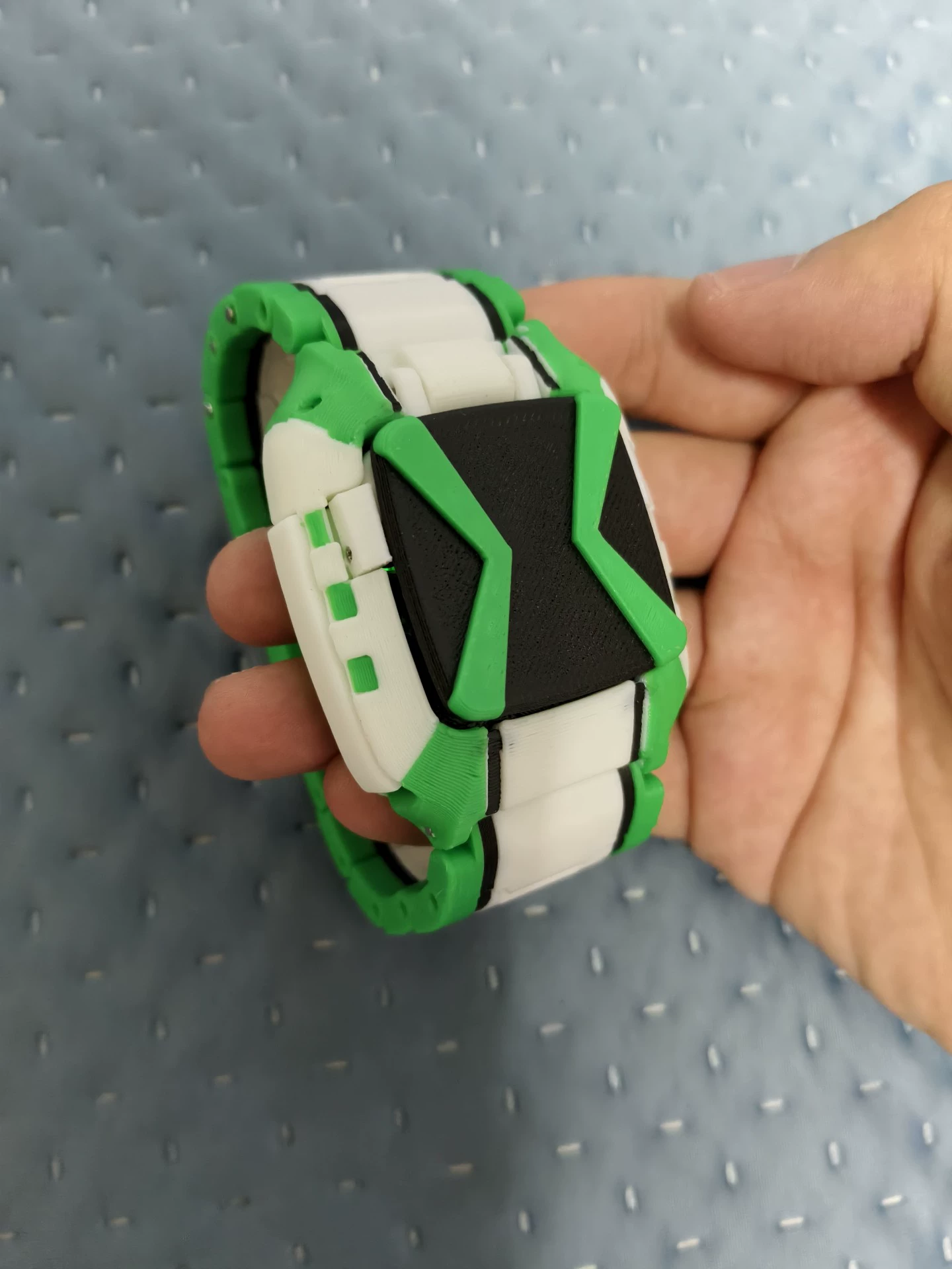 Ben 10 Ultimatrix V2 (Albedo Ultimate Omnitrix – Prop Version) photo review