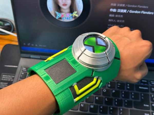 Ben 10 Ultimatrix Watch (Ultimate Alien Watch) Cosplay Prop - Image 3