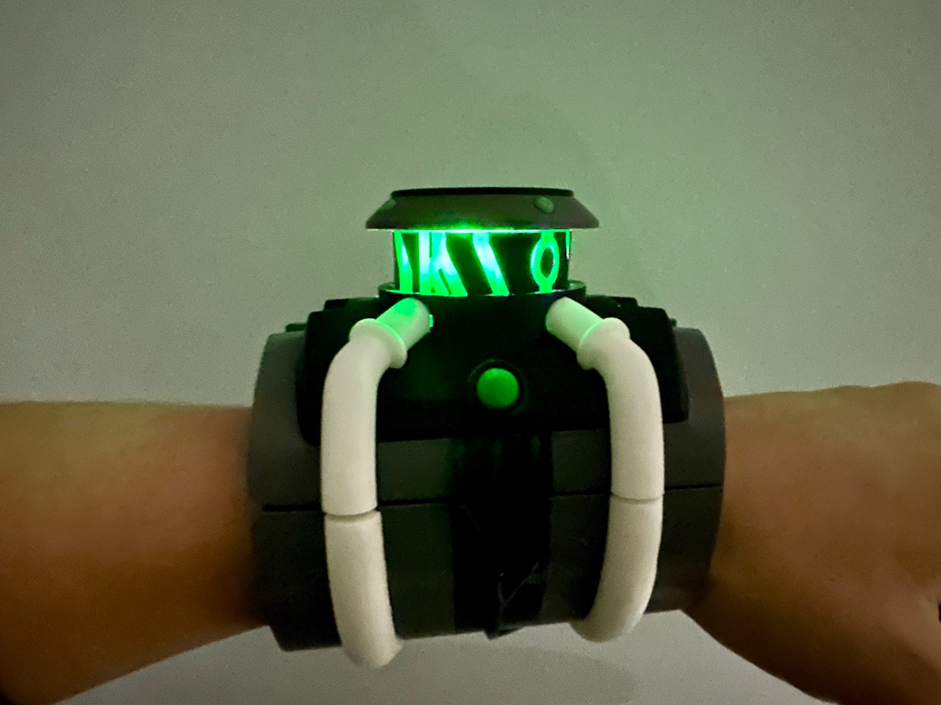 Ben 10 “Race Against Time” Omnitrix (First Generation) - Image 5