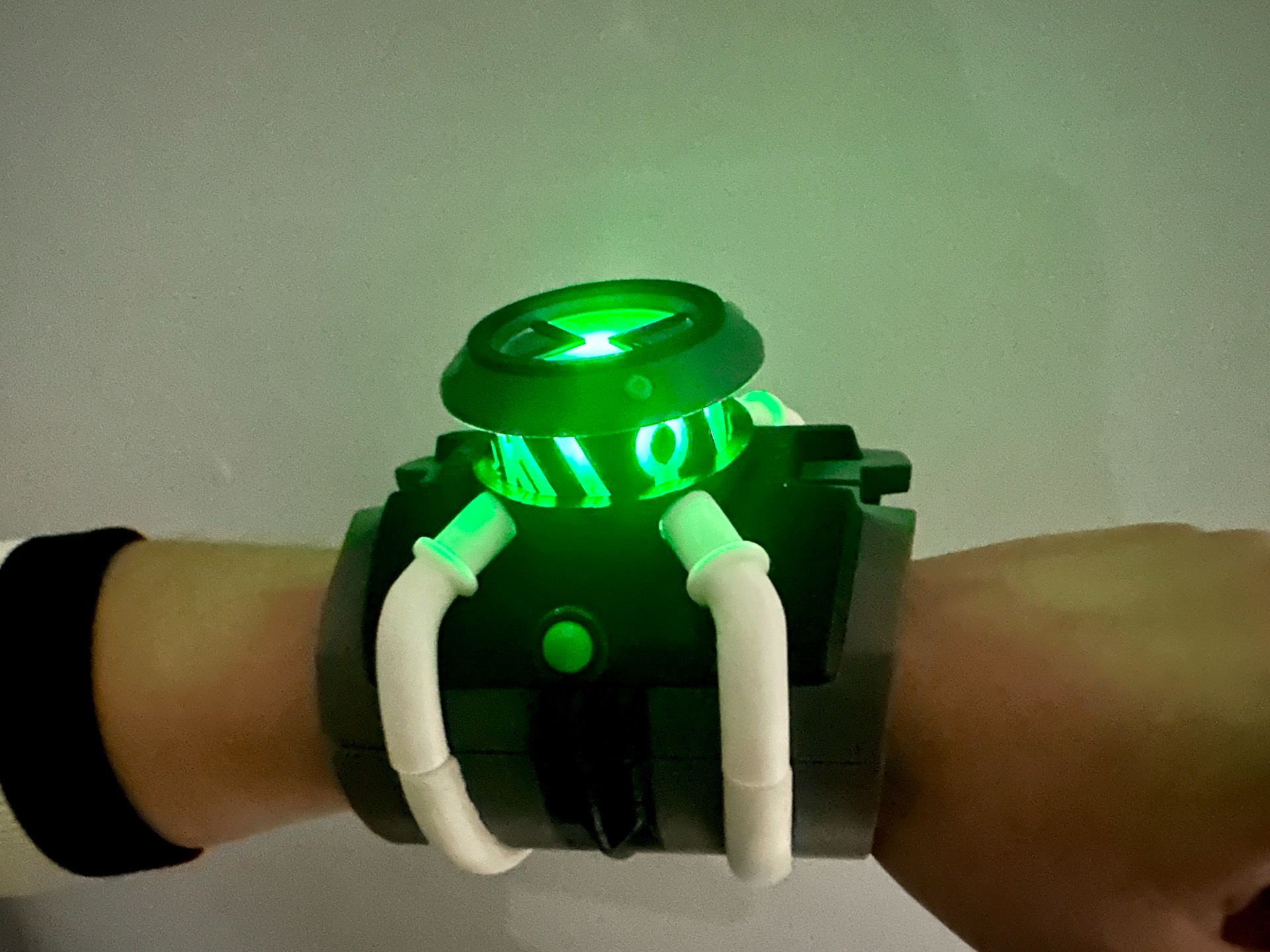 Ben 10 “Race Against Time” Omnitrix (First Generation) - Image 4