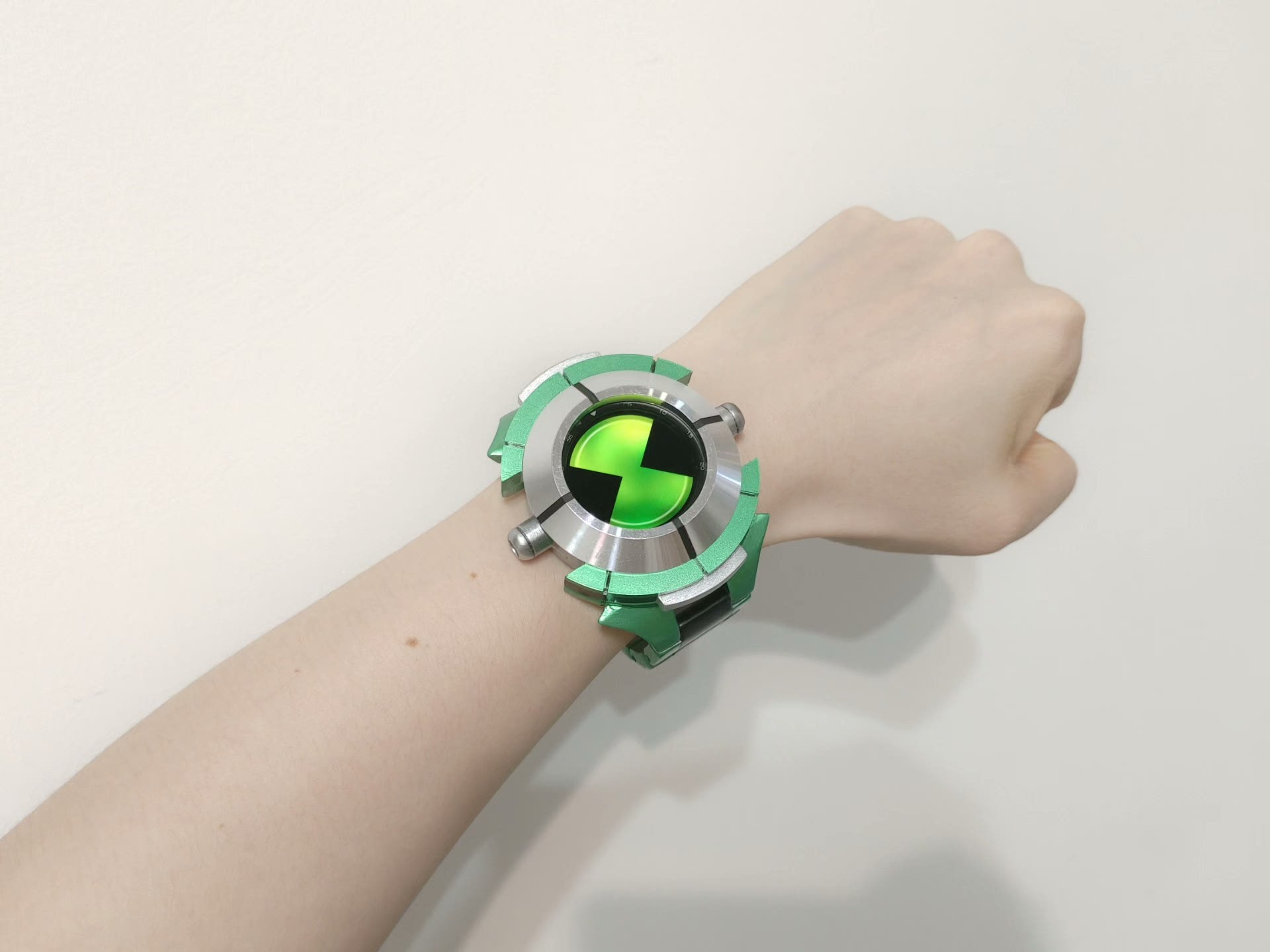 Ben 10 Omnitrix watch toy — adjustable strap, lights & sounds